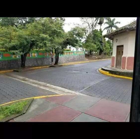 هتل Y Restaurante Las Orquídeas