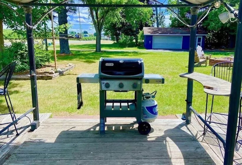 Motelli Elk Rapids Lakeshore Inn