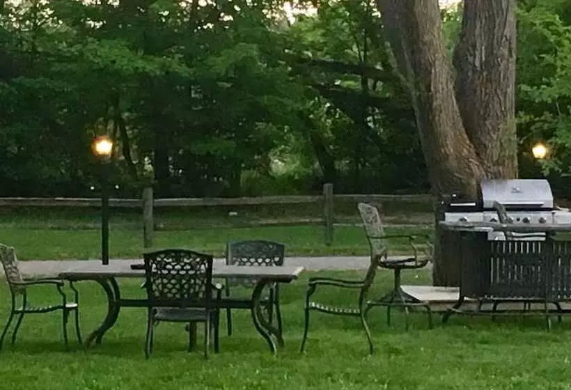 Motelli Elk Rapids Lakeshore Inn