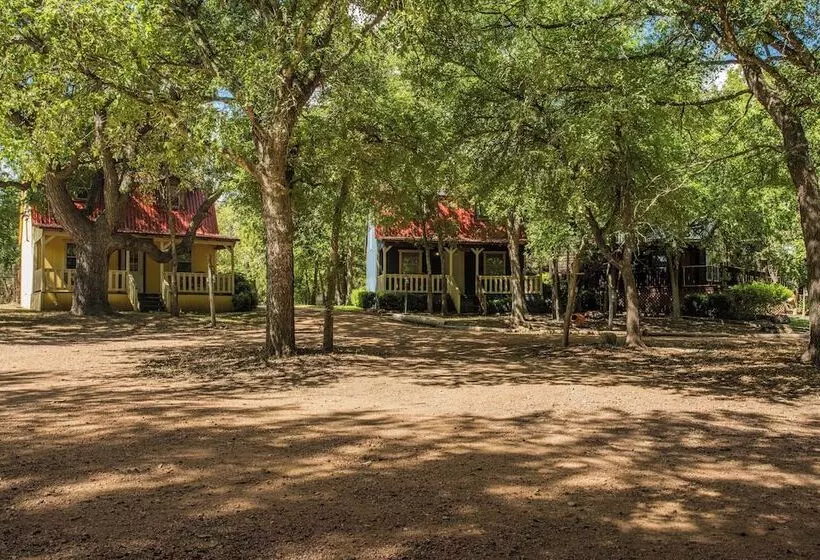 Mendelbaum Winery Guest Cabins