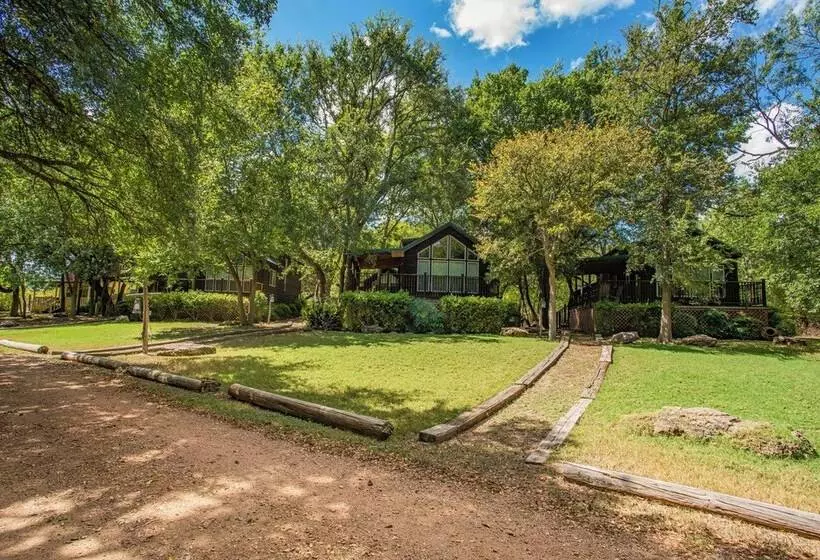 Mendelbaum Winery Guest Cabins
