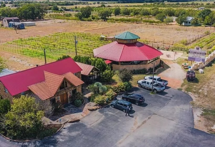Mendelbaum Winery Guest Cabins