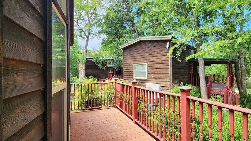 Mendelbaum Winery Guest Cabins