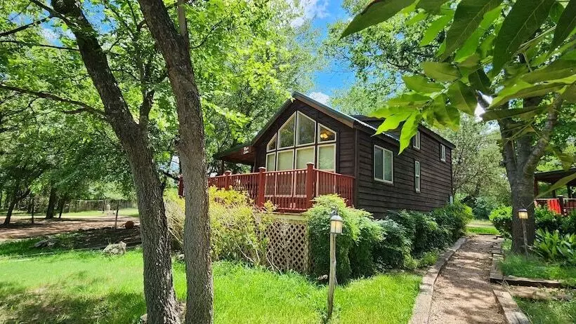 Mendelbaum Winery Guest Cabins