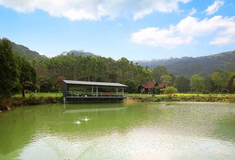 پانسیون Double Lake Villa