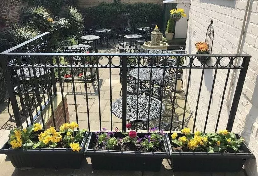 Majatalo Number 61 Guest House And Tea Room