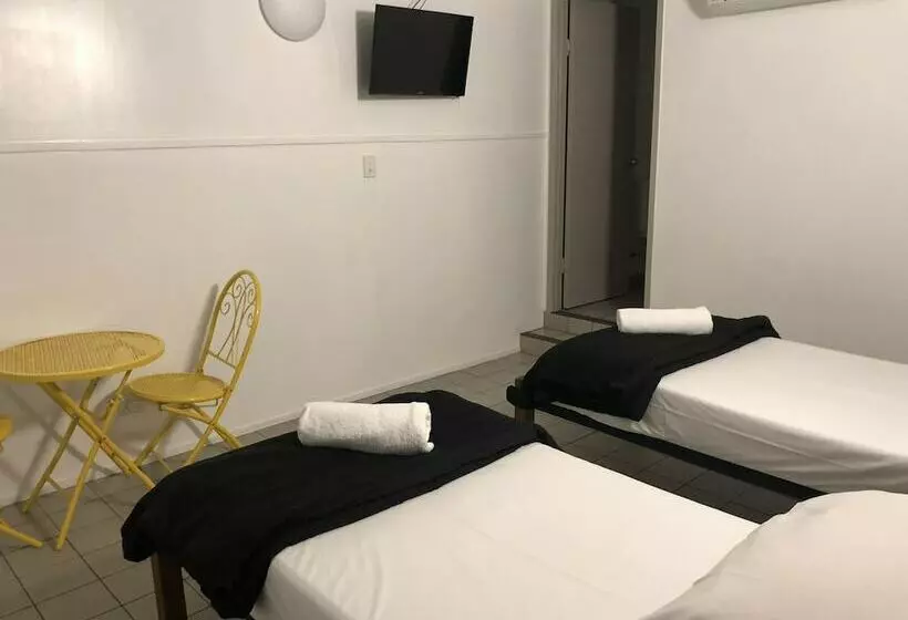 Airlie Waterfront Accomodation   Hostel