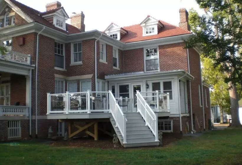 Aamiaismajoitus (B&B) The Boxley Place Inn