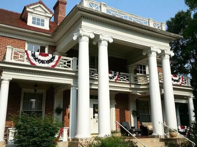 Aamiaismajoitus (B&B) The Boxley Place Inn