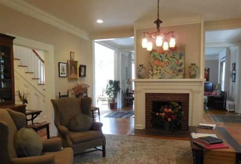 Aamiaismajoitus (B&B) The Boxley Place Inn