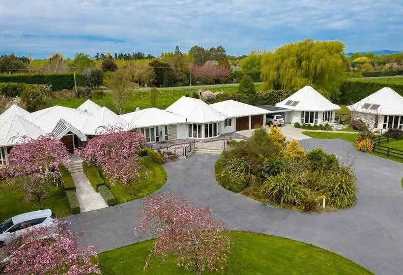 Maaseutuhotelli Silverstream Alpaca Farmstay & Tour