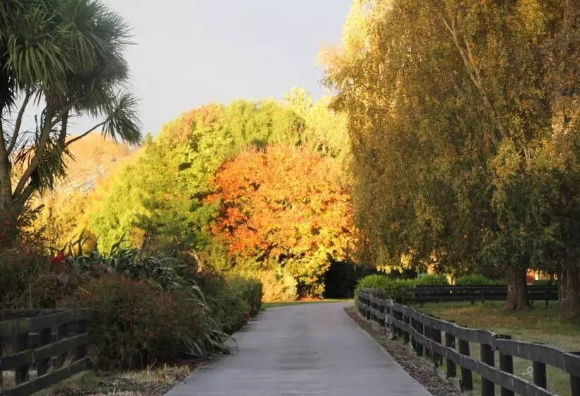 Maaseutuhotelli Silverstream Alpaca Farmstay & Tour