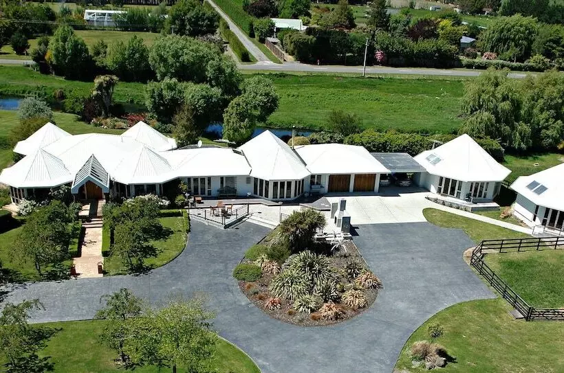 Maaseutuhotelli Silverstream Alpaca Farmstay & Tour