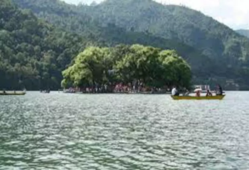 هتل The White Lake