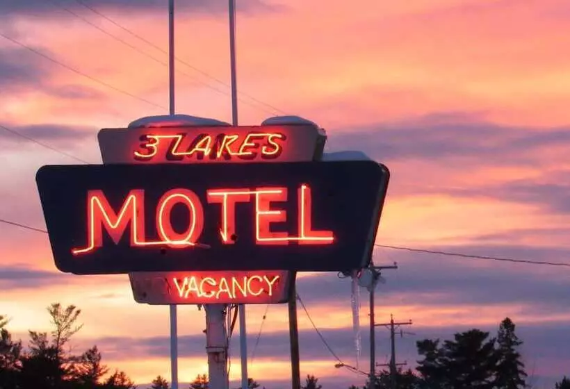 Three Lakes Motel