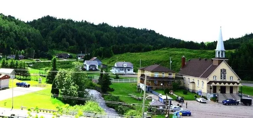 Hotelli Auberge Du Dimanche