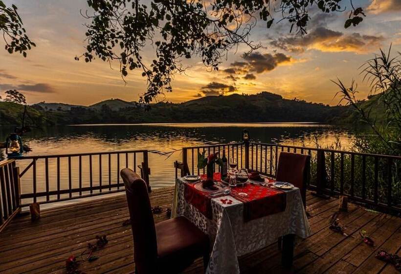 هتل Crater Safari Lodge