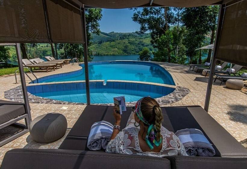 هتل Crater Safari Lodge