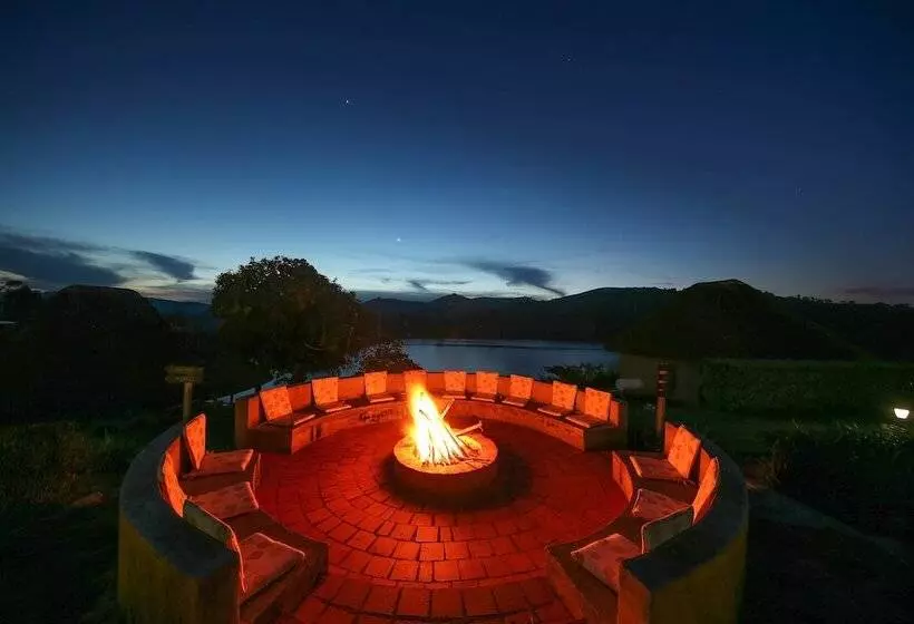 هتل Crater Safari Lodge