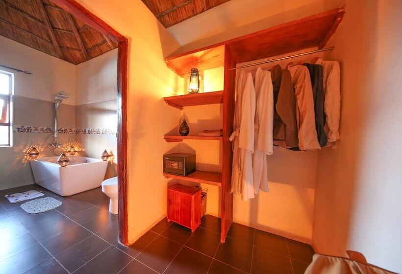 هتل Crater Safari Lodge