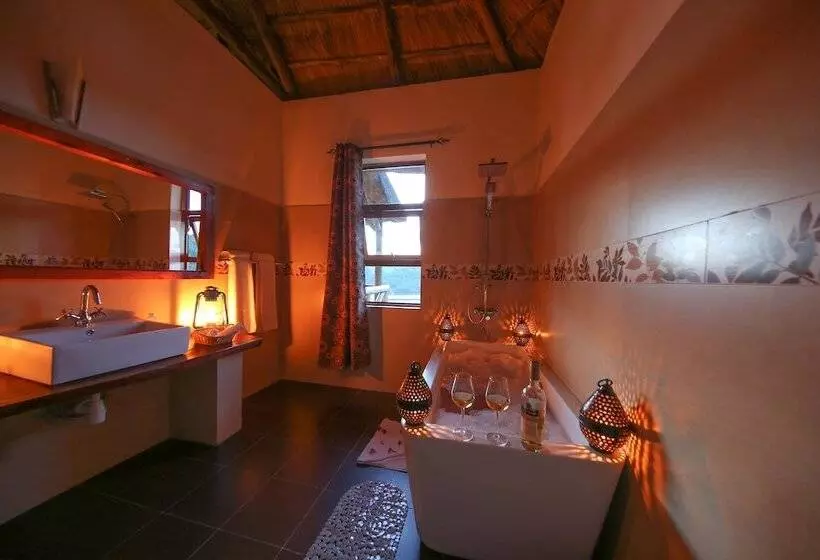 هتل Crater Safari Lodge