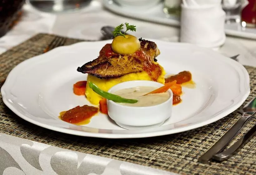 هتل Crater Safari Lodge