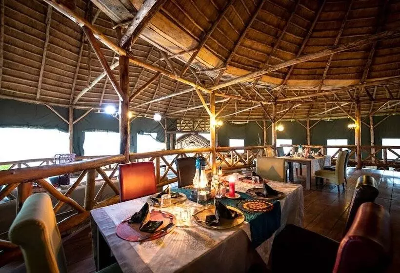 هتل Crater Safari Lodge