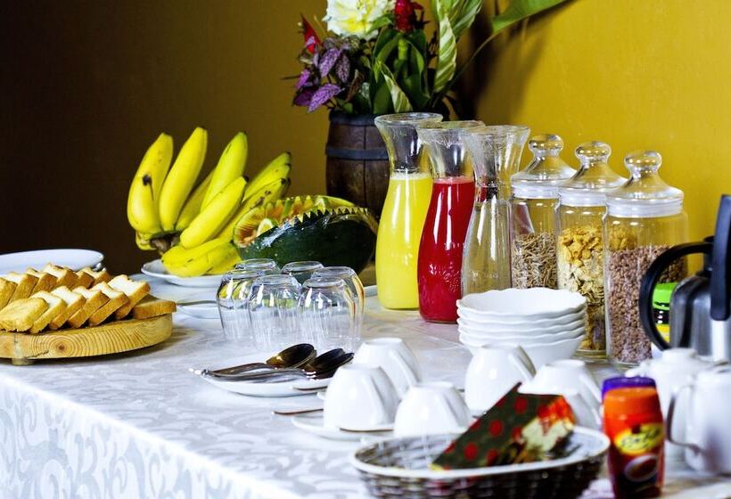 هتل Crater Safari Lodge