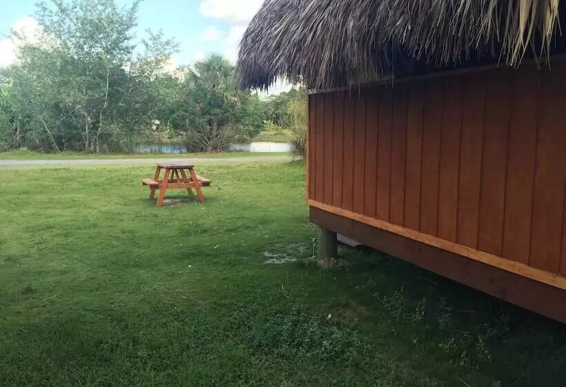 Hotelli Everglades Chickee Cottage & Bungalow   Ochopee
