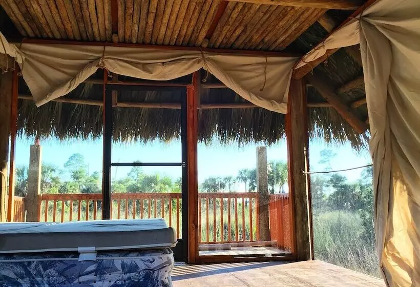 Hotelli Everglades Chickee Cottage & Bungalow   Ochopee