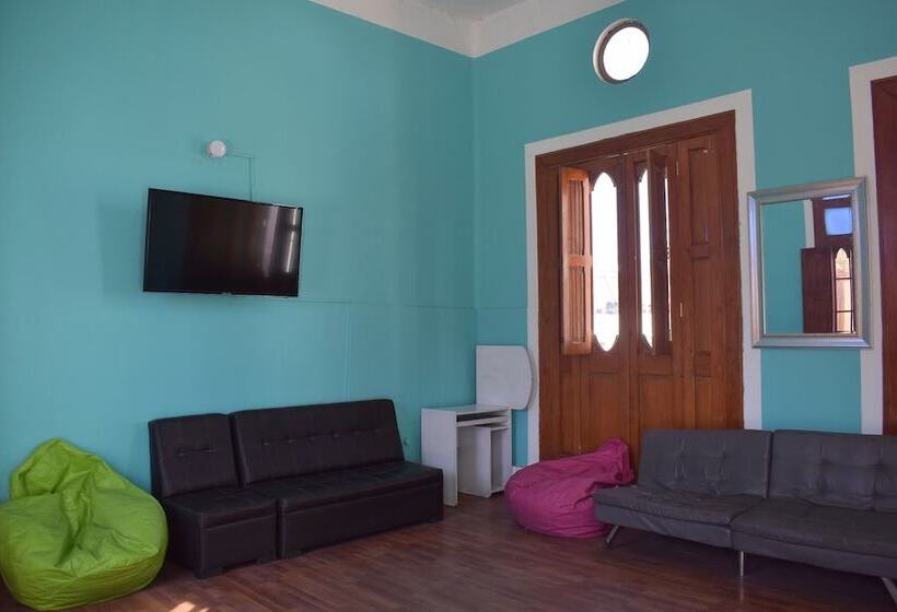 Mango Hostel Bed & Breakfast