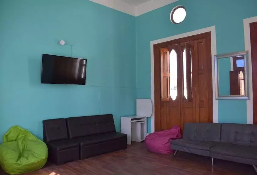 Mango Hostel Bed & Breakfast