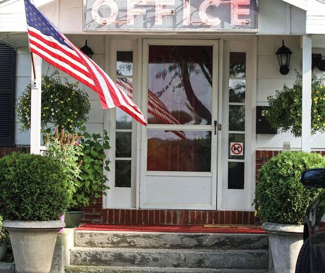 מוטל Chatham Travel Lodge