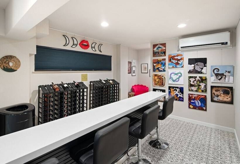 Motel Mccoy Art, Coffee, Beer, Wine