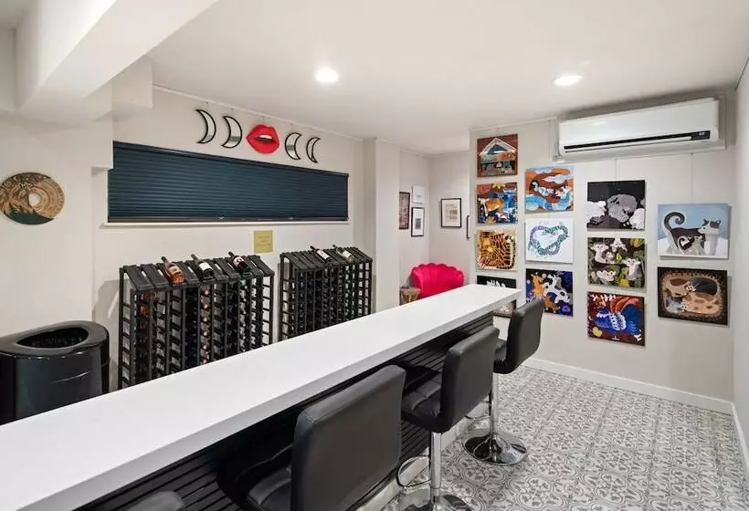 Motelli Mccoy   Art, Coffee, Beer, Wine