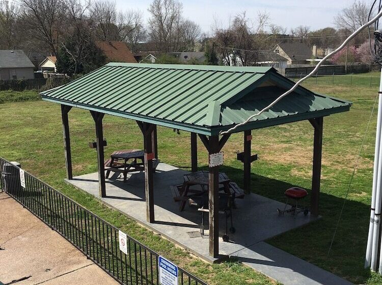 מוטל Regency Inn & Suites