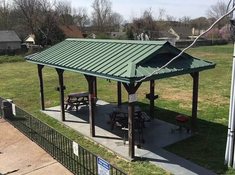 Motelli Regency Inn & Suites