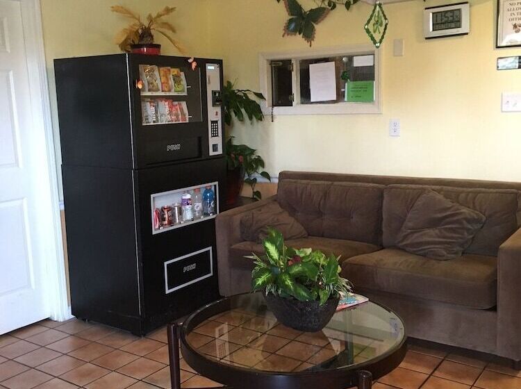 מוטל Regency Inn & Suites