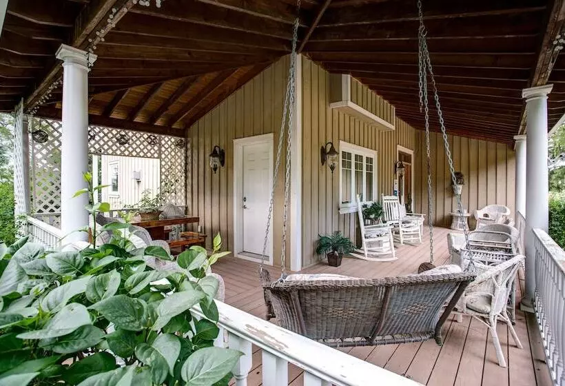 Aamiaismajoitus (B&B) House By The Side Of The Road