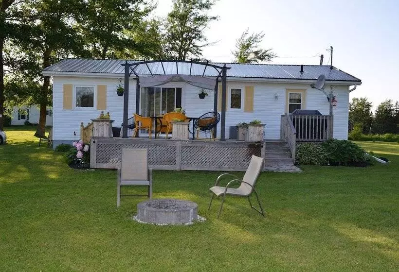 Greenwich Moonlight Bay Cottage