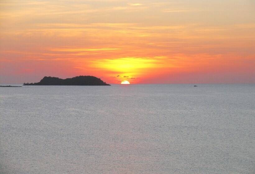 هتل Green Roof Inn