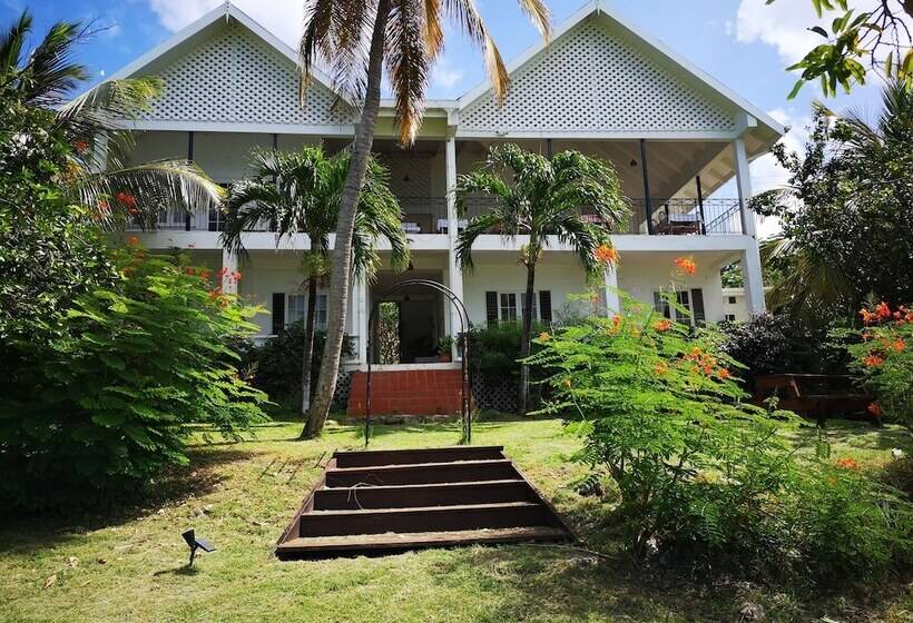 هتل Green Roof Inn