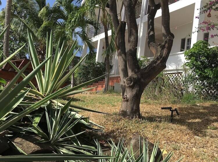 هتل Green Roof Inn