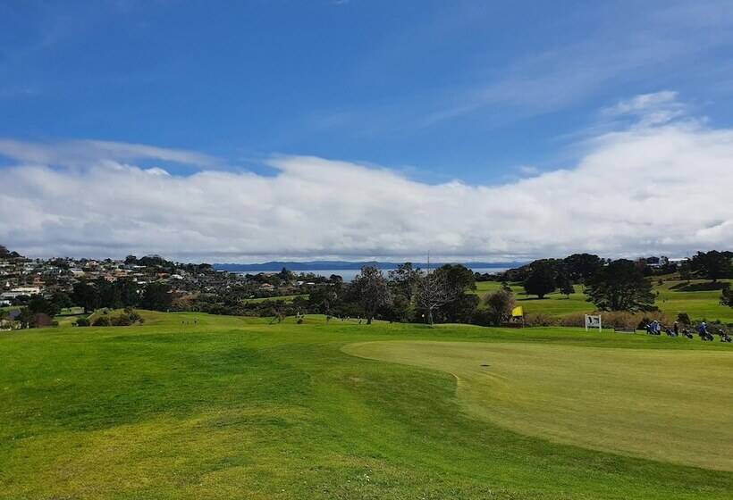 모텔 Whangaparaoa Lodge