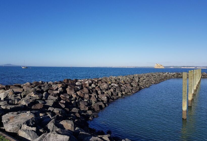 모텔 Whangaparaoa Lodge