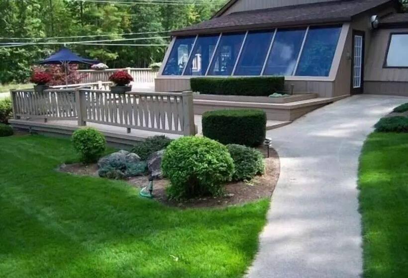 Tall Pines Motel