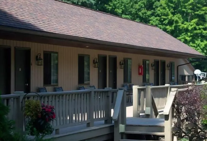 Tall Pines Motel