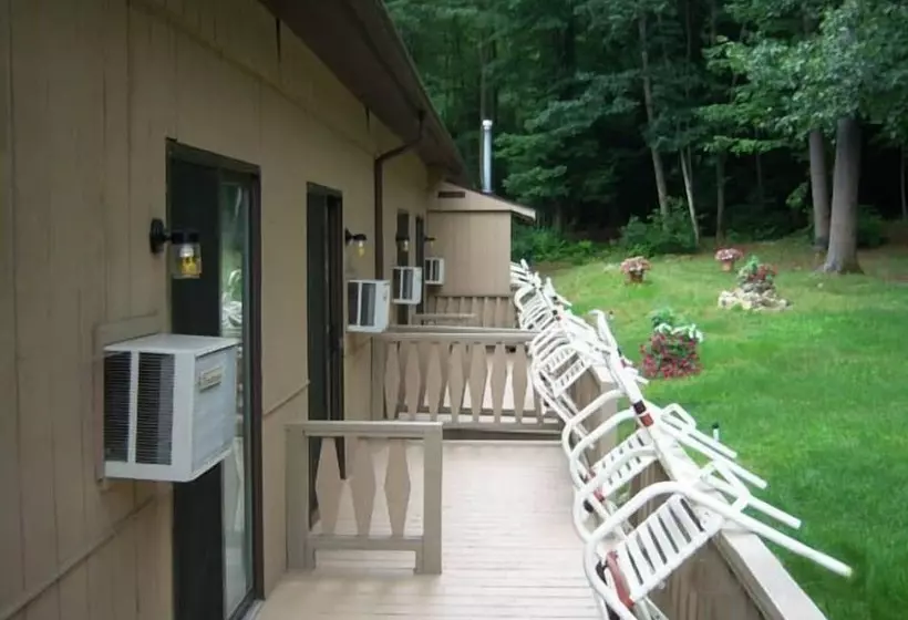 Tall Pines Motel