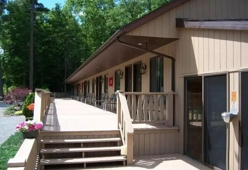 Tall Pines Motel