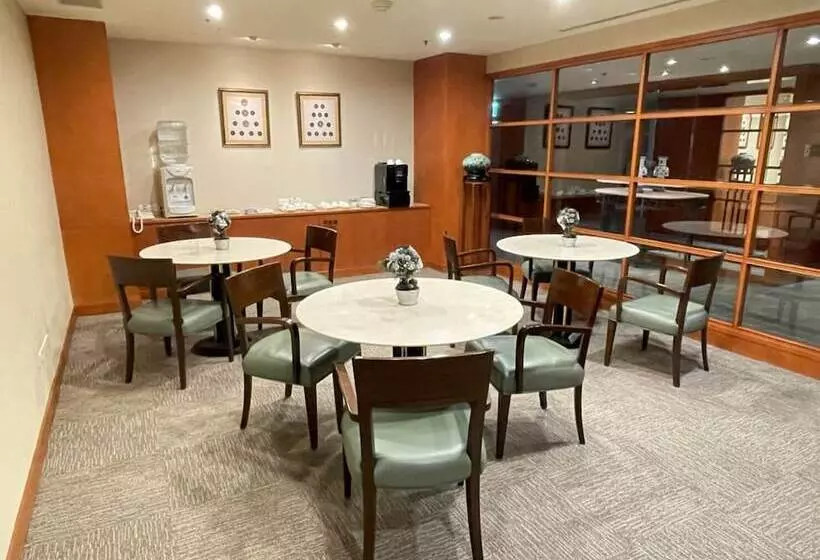 Le Midi Hotel Jungli